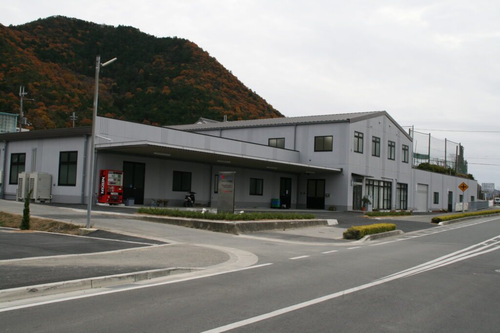 日本のへそに所在する本社工場
