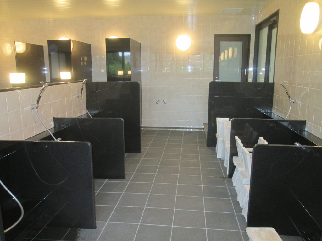 ゴルフ場の浴室の改修工事をさせていただきました。トイレや給湯室等の水回りの工事もお任せください。