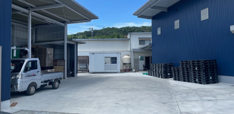 会社　玄関前