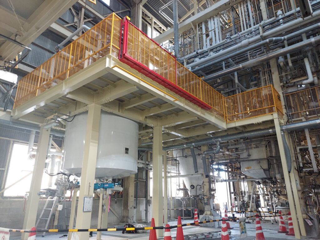 民間のお客様の工場のタンク架台の新設工事をさせていただきました。工場や事業所のお困りごとがありましたら外構工事（舗装工事や水路工事等）も含めて何でもご対応させていただきます。