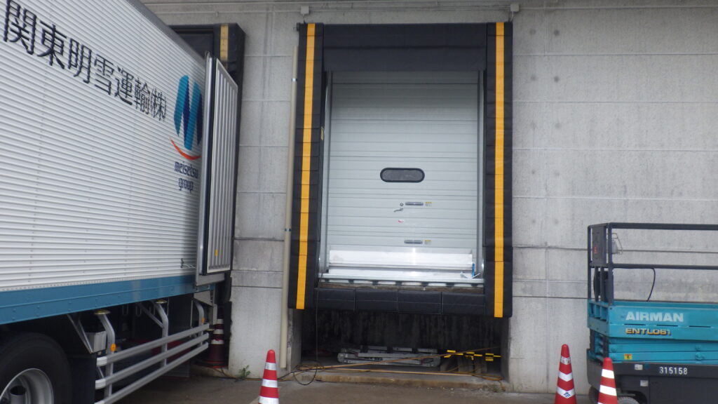 民間のお客様の工場出荷扉が老朽化により、更新工事をさせていただきました。騒音や害虫の侵入を防ぐなどお客様の要望を叶えるべく様々な提案をさせていただいております。
