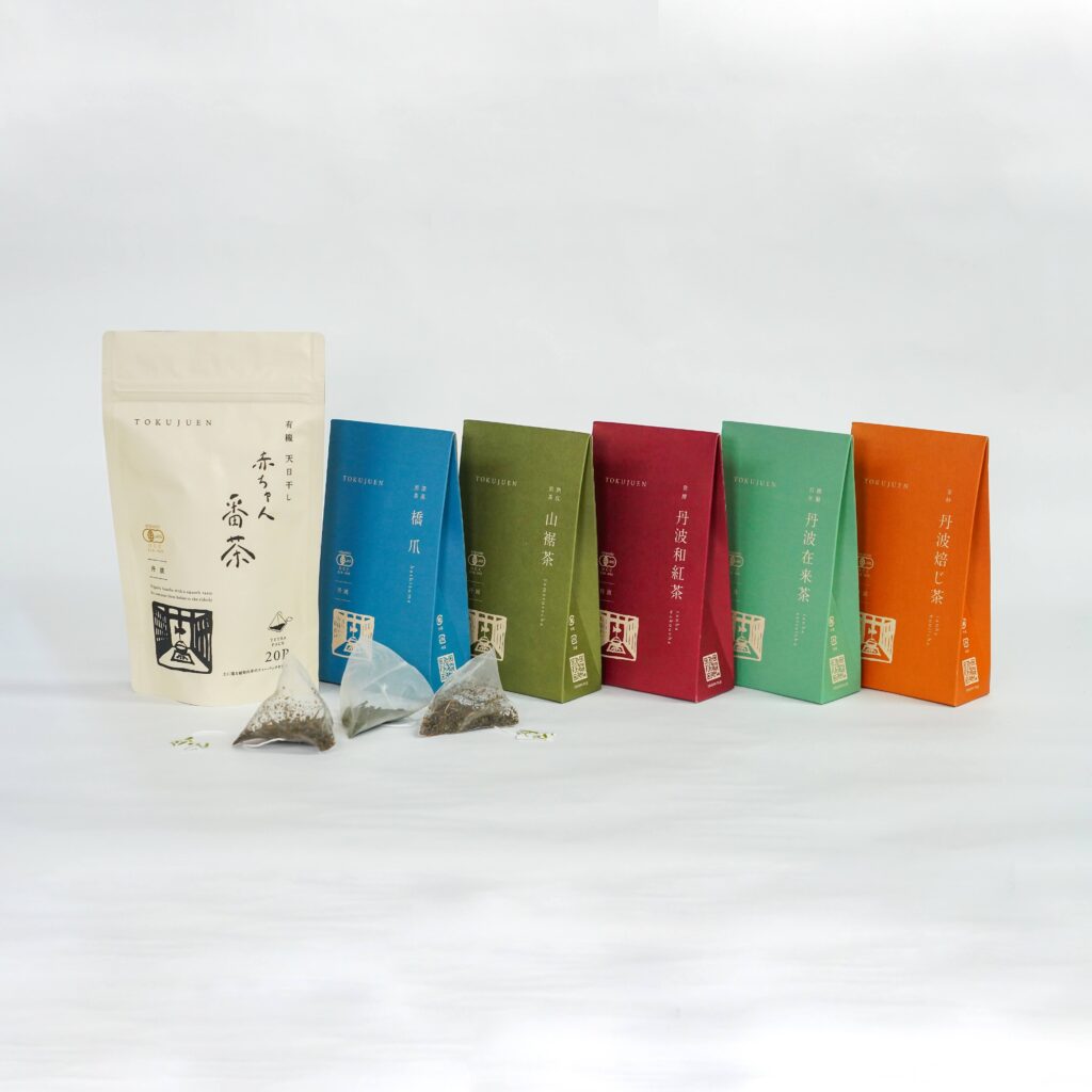 当店人気の有機茶テトラパックシリーズ（左から、天日干し赤ちゃん番茶、煎茶、山裾茶、和紅茶、丹波在来茶、ほうじ茶）