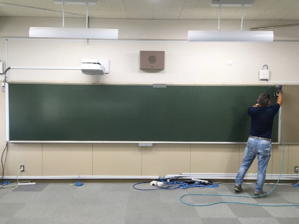 「学びの場からビジネスの現場まで」 学校や教育施設をはじめ、オフィス、会議室、店舗、公共施設等、さまざまな空間に最適な黒板・ホワイトボードの設置・更新工事を行っております。用途や利用環境に合わせたご提案が可能です。豊富な経験と確かな技術で、安全かつ高品質な施工を提供し、快適なコミュニケーション空間づくりをサポートいたします。