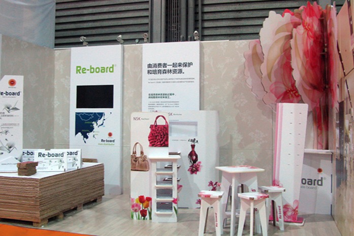 「Re-board® × KROMA®が実現する、環境配慮とブランド価値向上を両立する展示ソリューション。」環境に配慮した紙製ハニカムボード「Re-board®」と、高品質なプリント表現を可能にする「KROMA®」を活用し、展示パネルや什器、家具、立体装飾を制作。Re-board®の軽量性と高い強度により、自由度の高い空間設計と効率的な施工を実現いたしました。さらに、KROMA®の鮮やかなグラフィック表現がブランドメッセージや製品価値を効果的に伝え、来場者の関心を引きつけます。環境配慮と高い訴求力を両立した展示ソリューションとして、企業のブランディングや販促活動をサポートいたします。