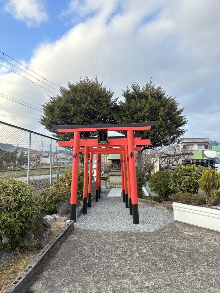 鳥居（会社入口左）