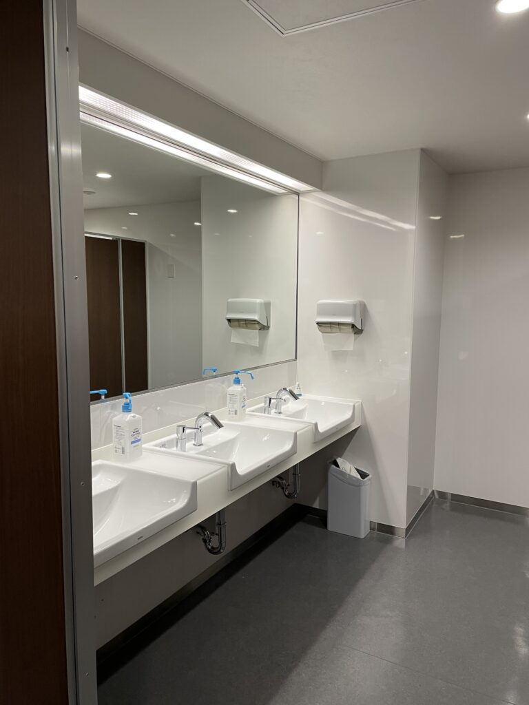 民間のお客様のトイレの改修工事をさせていただきました。水回りの工事もお任せください。